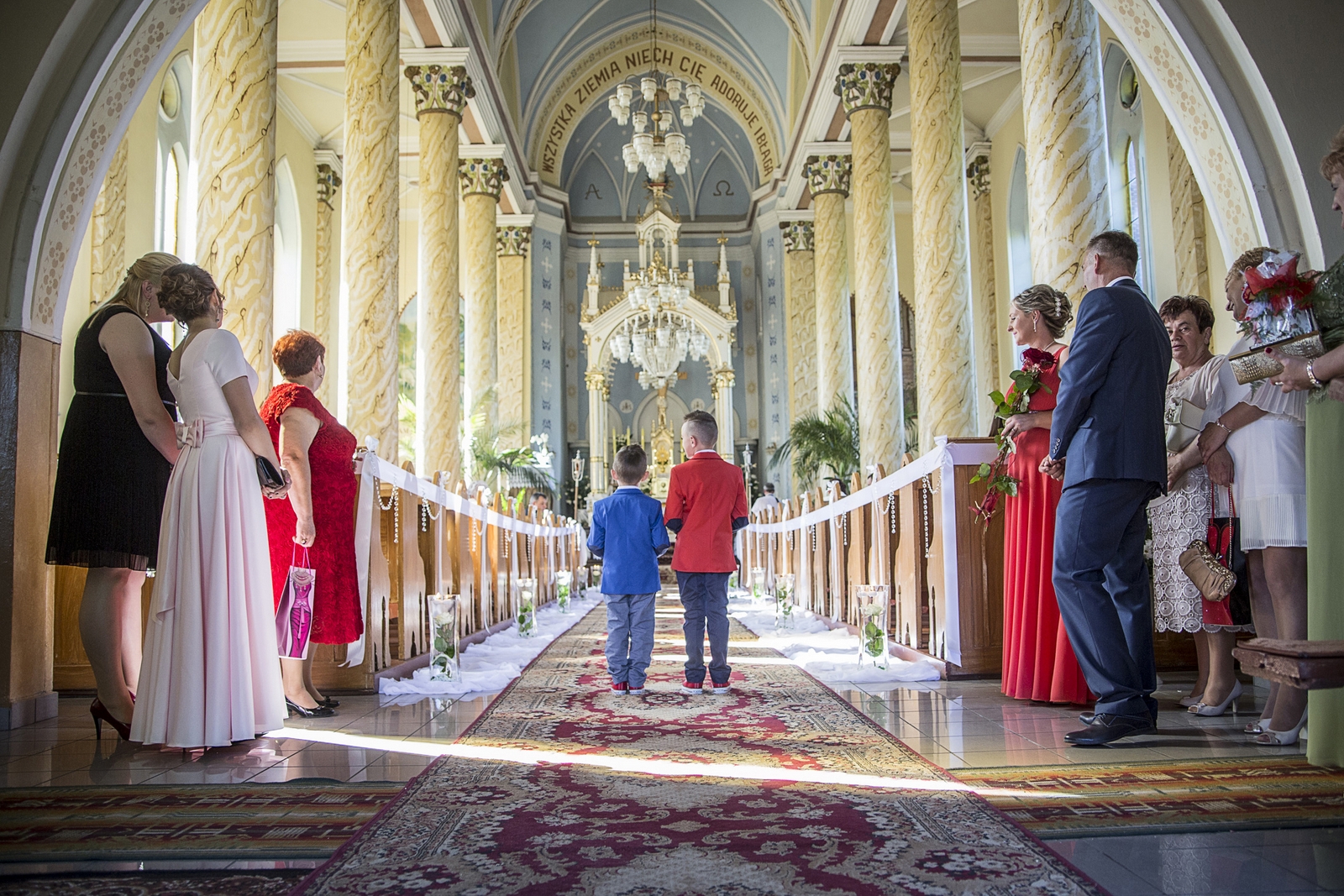 Ślub kościelny na profesjonalnej sesji fotograficznej w warszawskim kościele podczas ślubu.