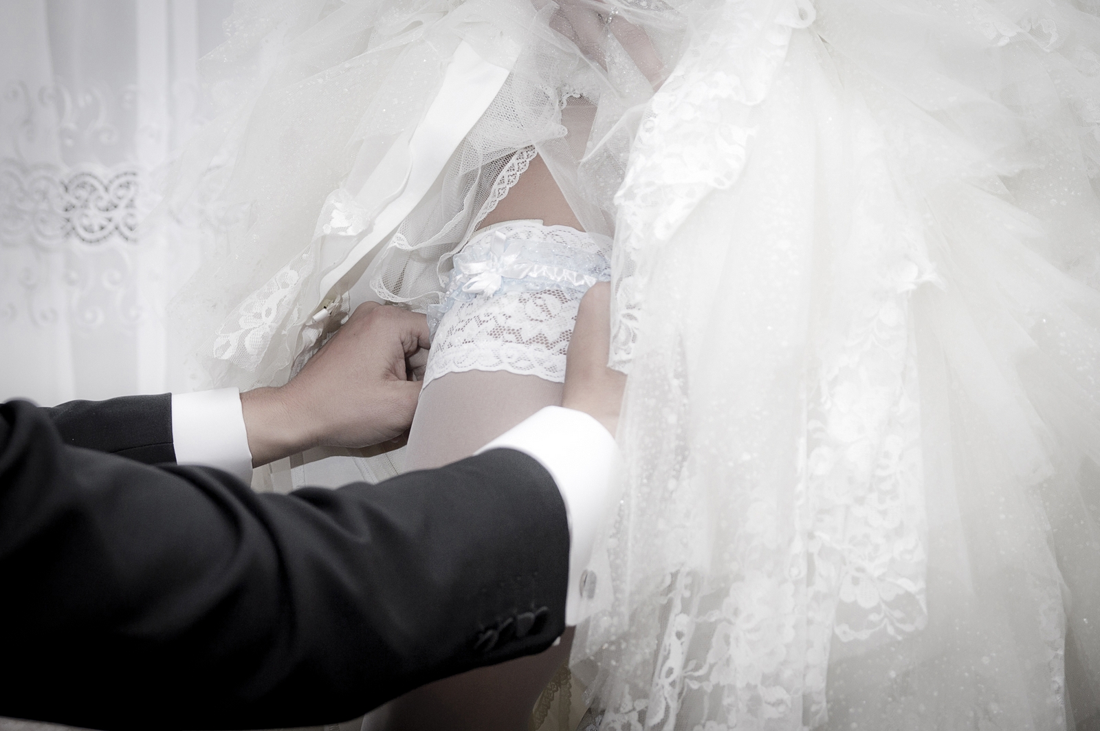 Fotograf z warszawy robi zdjęcia zapinania koszuli ślubnej pana młodego w trakcie przygotowań ślubnych