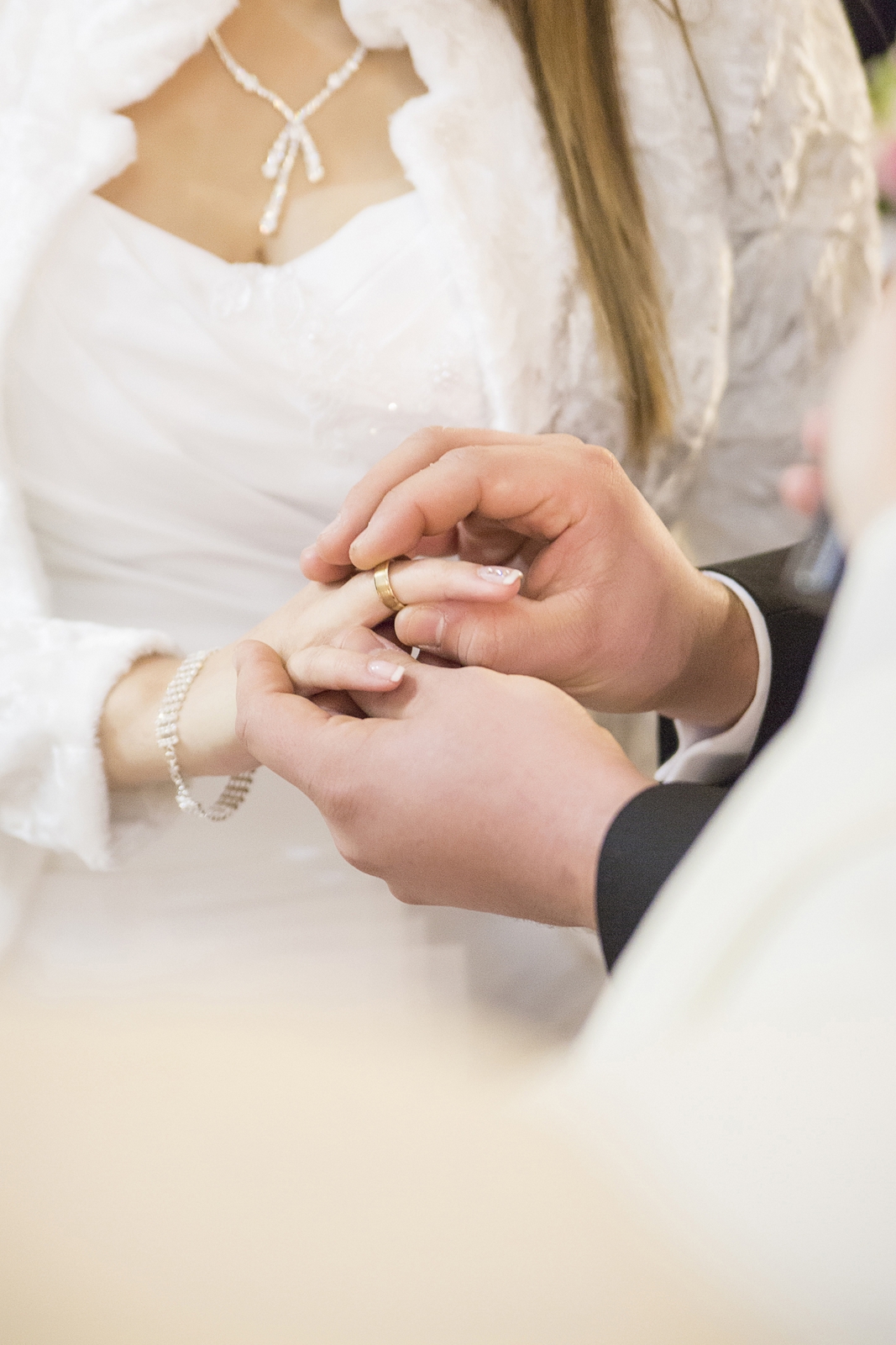 Zdjęcie zakładania obrączek podczas ceremoni ślubu