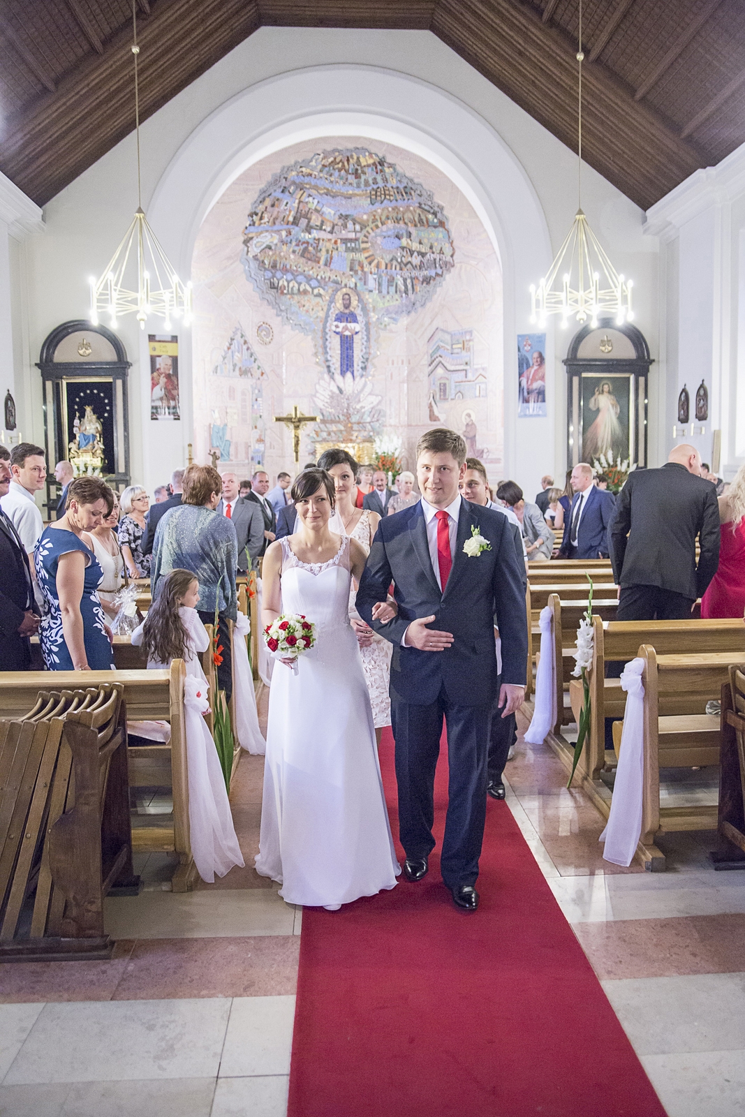 Para młoda przed kościołem ma fajerwerki po ślubie kościelnym na zdjęciach ze studio fotografii ślubnej