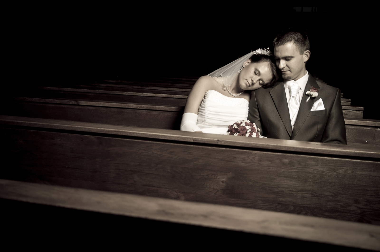 Artystyczne zdjęcia ślubne zrobione przez profesjonalnego fotografa z warszawy na ślubie pary młodej