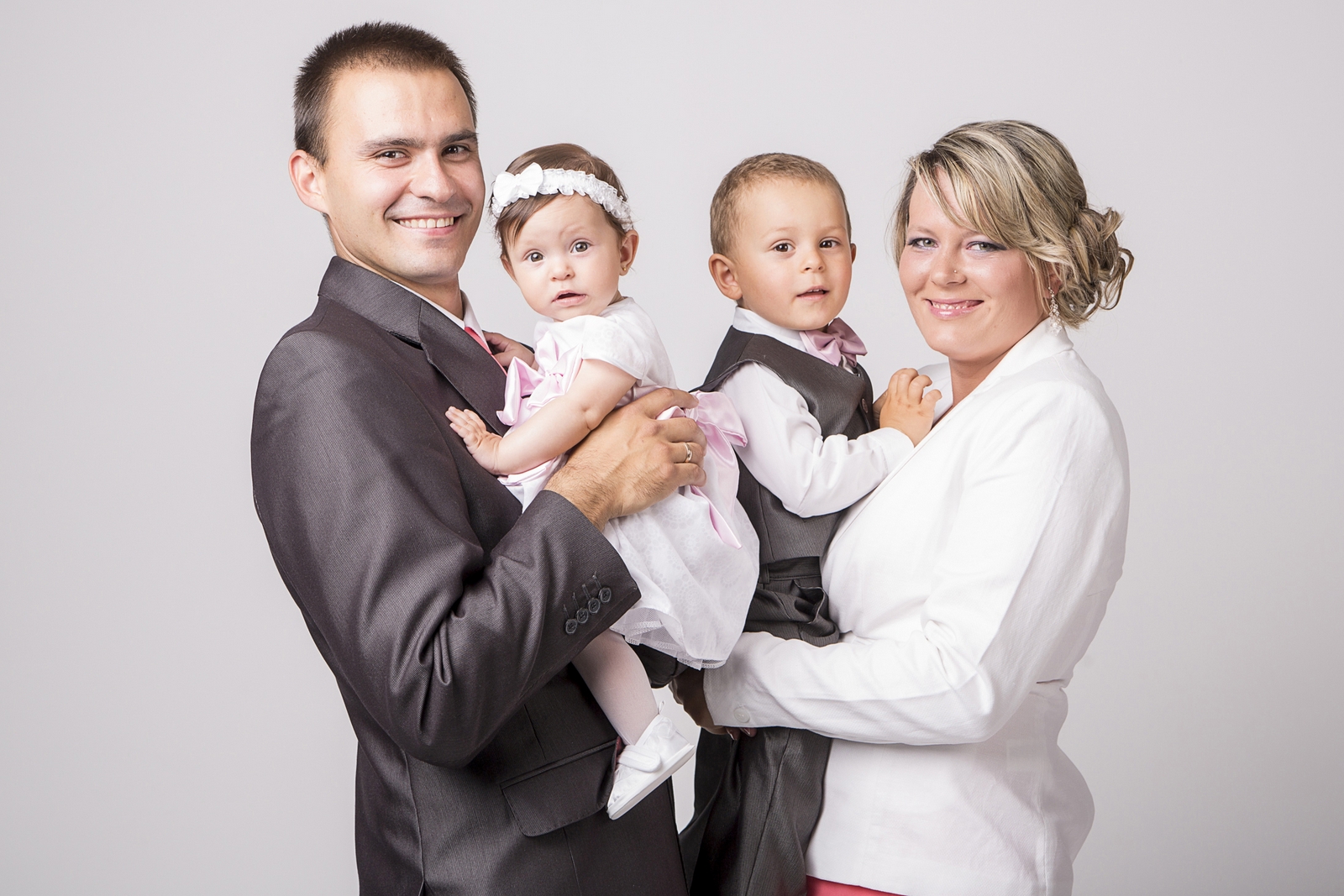 W warszawie zrobiono zdjęcie chrztu dziecka wraz z fotografią rodzinną w kościele