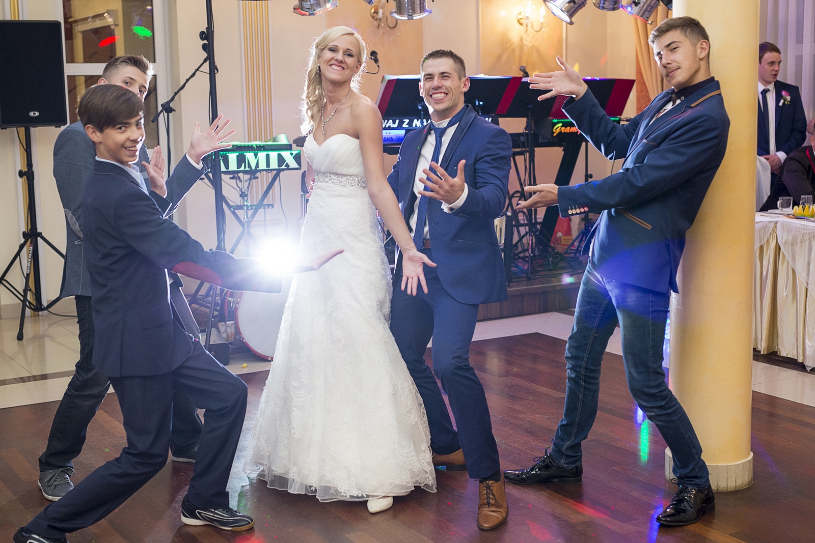 Warszawska sala balowa organizuje wesela i śluby w plenerze razem z fotografikom ślubną