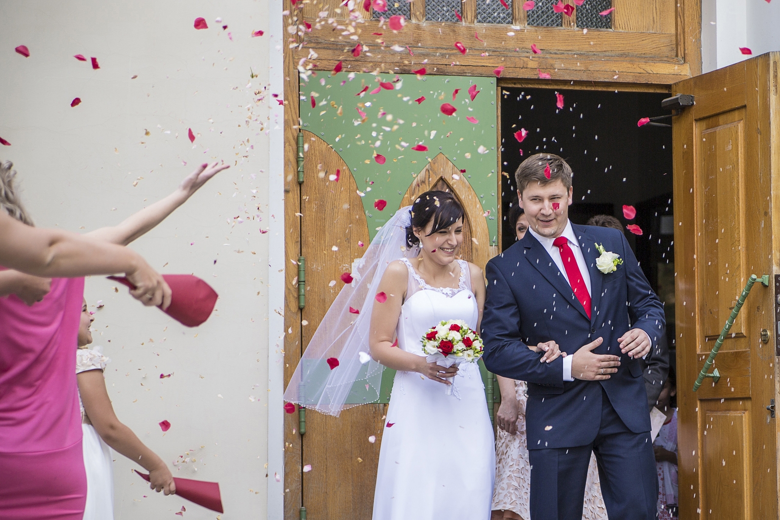 Zdjęcia od łódzkiego fotografa ślubnego na weselu w trakcie zabawy weselnej