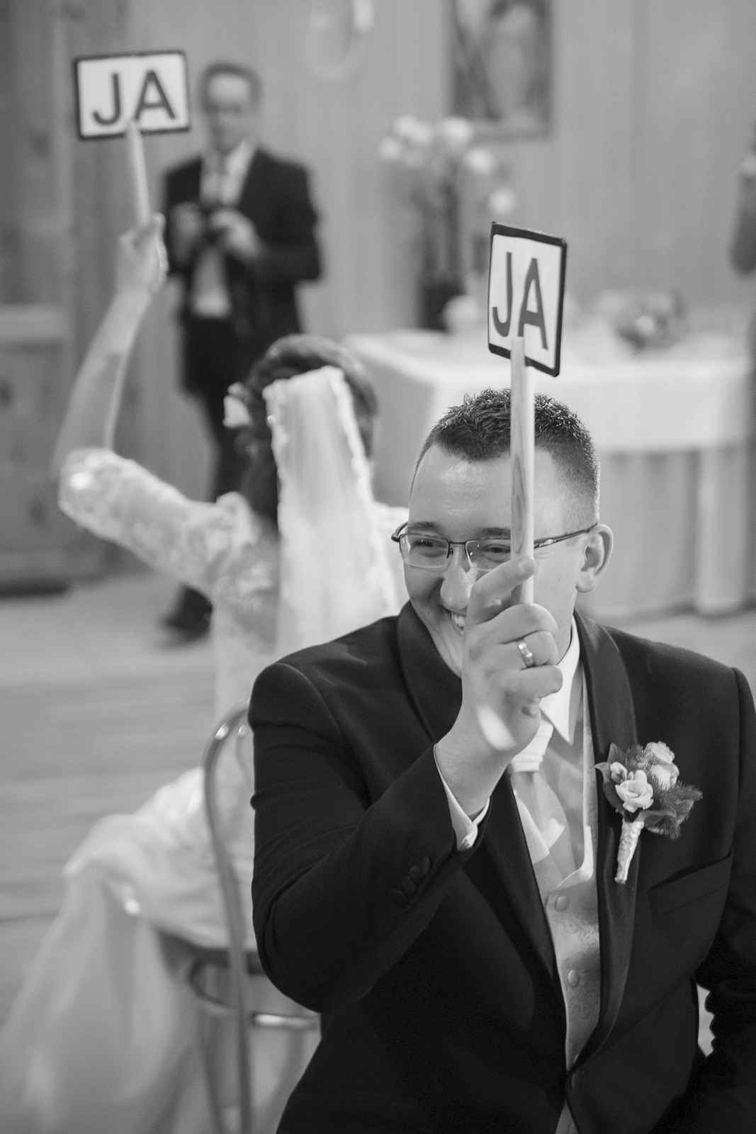 Pan młody po ślubie kościelnym pojechał na zabawę weselną i pozuje do zdjęć fotografowi