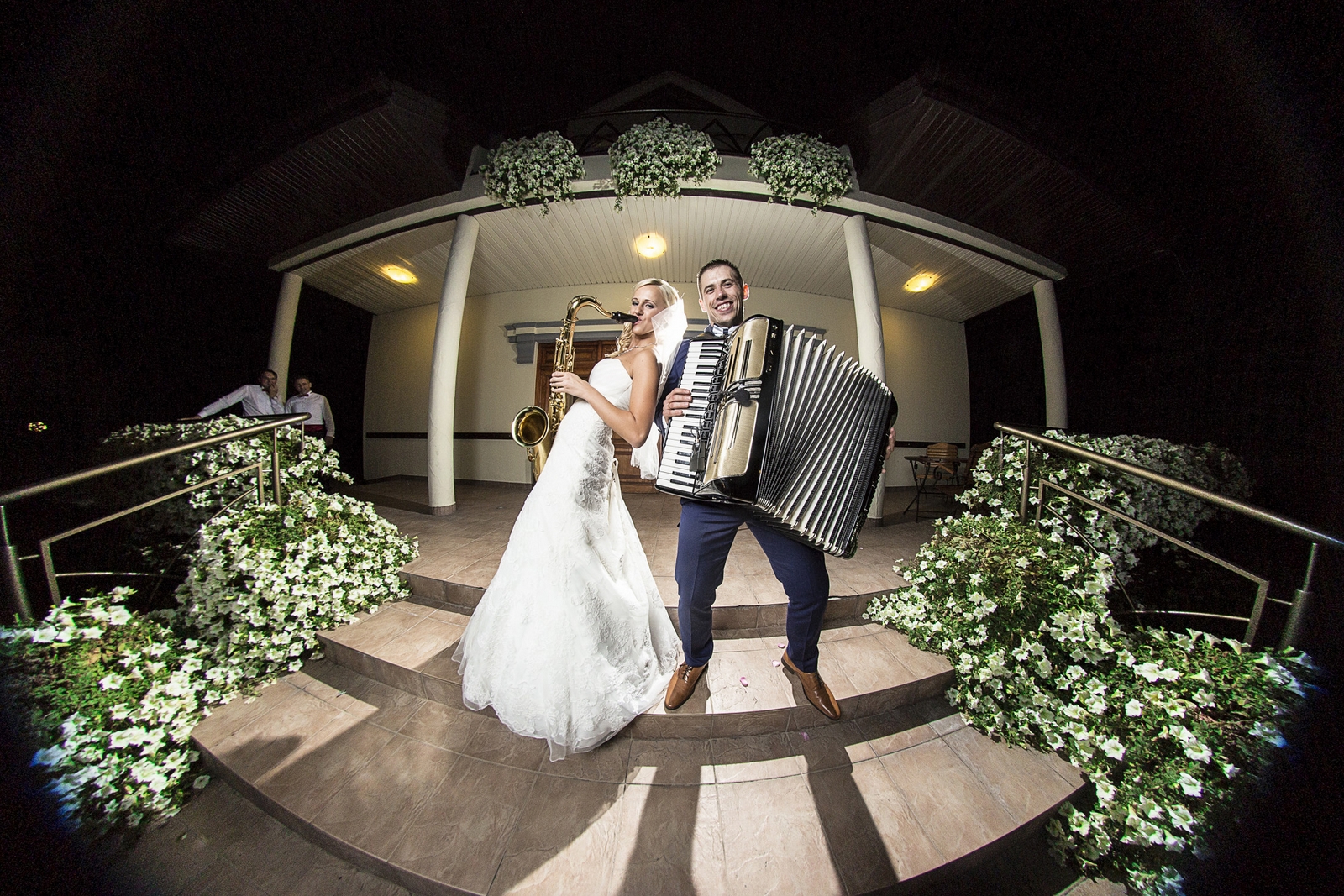 Pierwszy taniec pary młodej na Sali weselnej w łódzkim studio fotograficznym