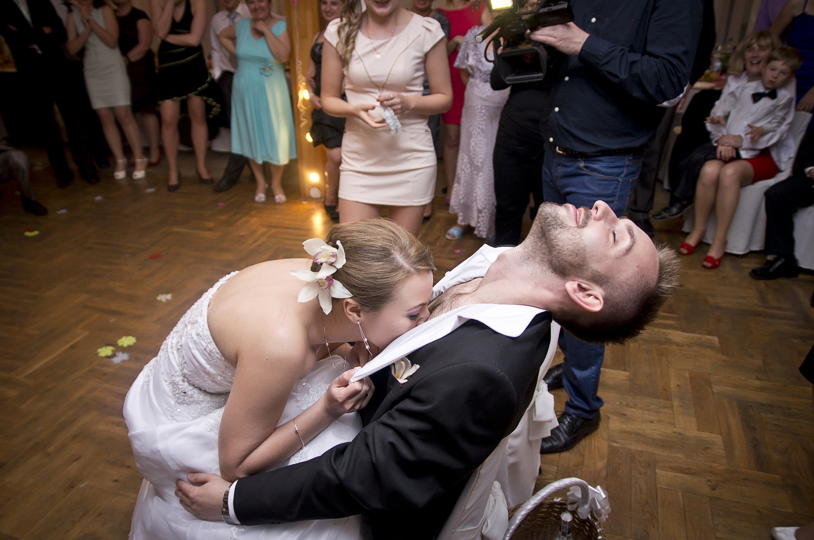 Fotograf ślubny  z warszawy wykonuje zdjęcia podczas wesela Parze młodej w trakcie zabaw weselnych.