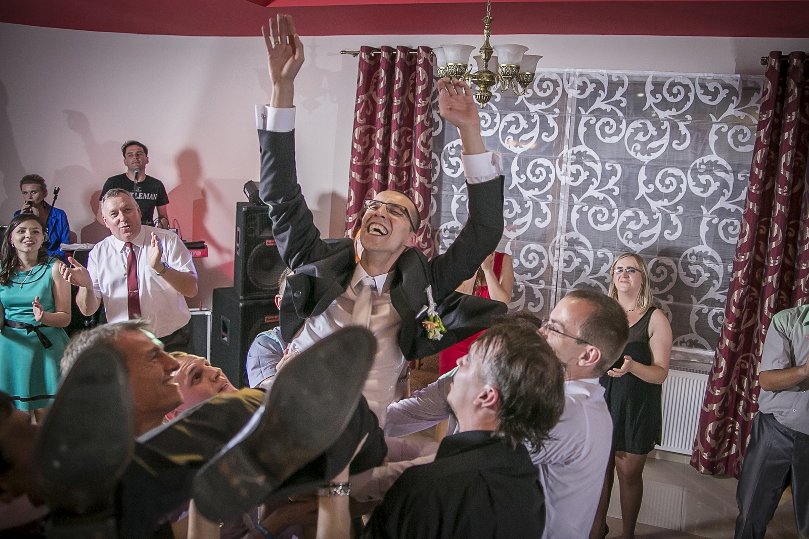 Fotograf ślubny na spotkaniu z Parą Młodą omawia cennik za wykonywane zdjęcia reportażowe podczas ceremonii zaślubin w warszawskim kościele
