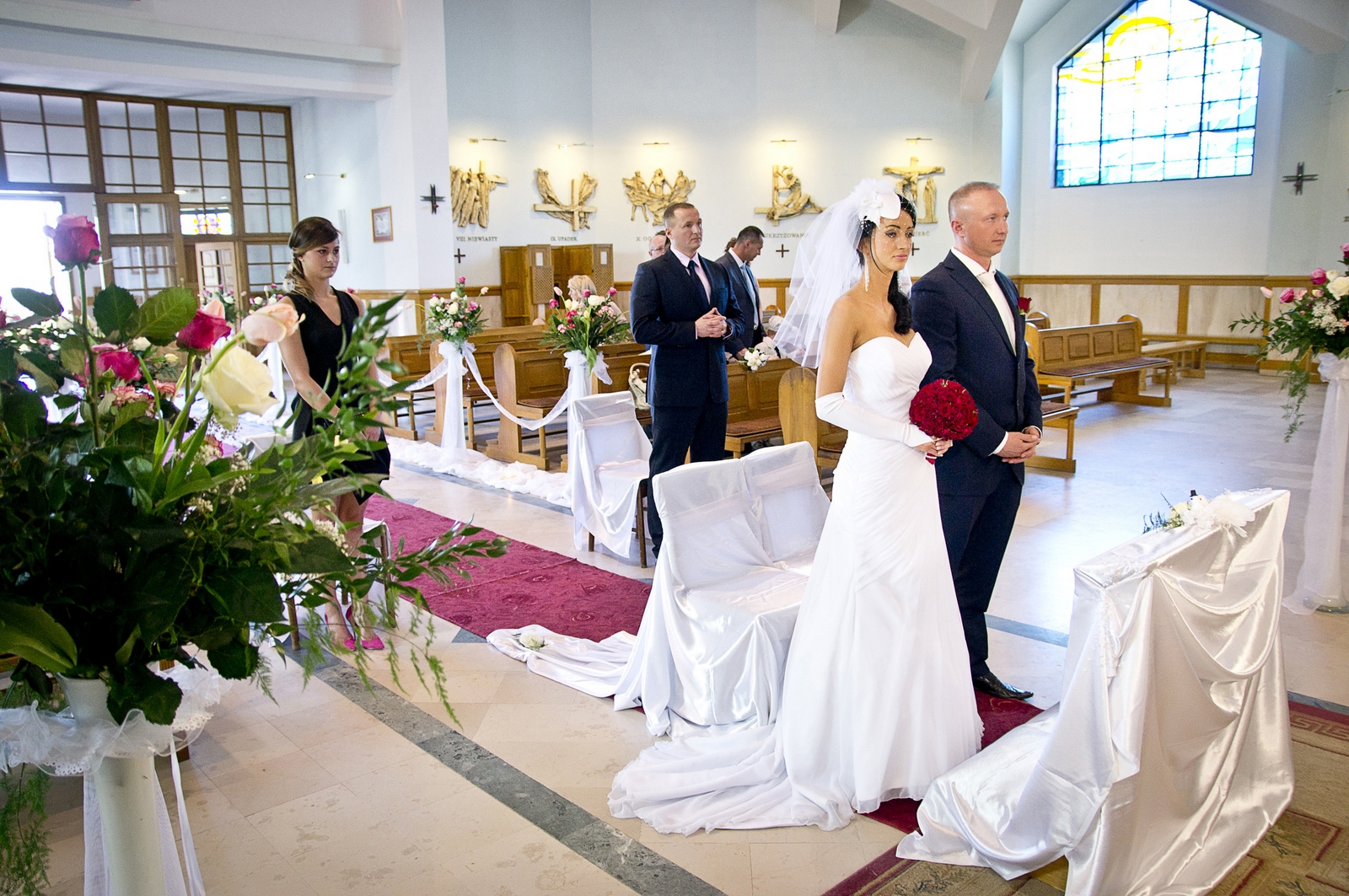 Fotoreportaż ze ślubu  w trakcie krojenia tortu weselnego w studio fotografii w warszawie