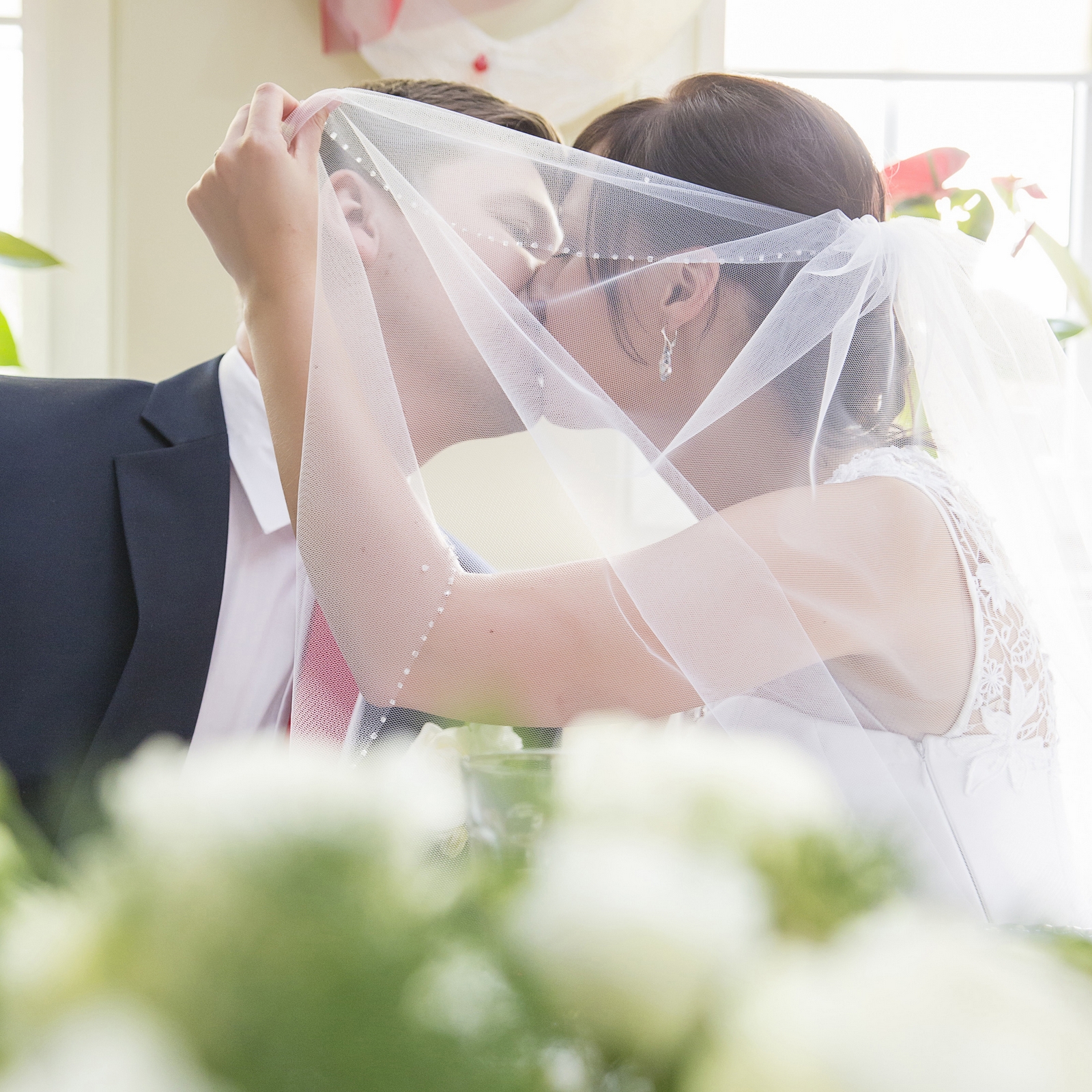 Ślub cywilny również uwieczniany jest na zdjęciach fotografa ślubnego z Łodzi. 